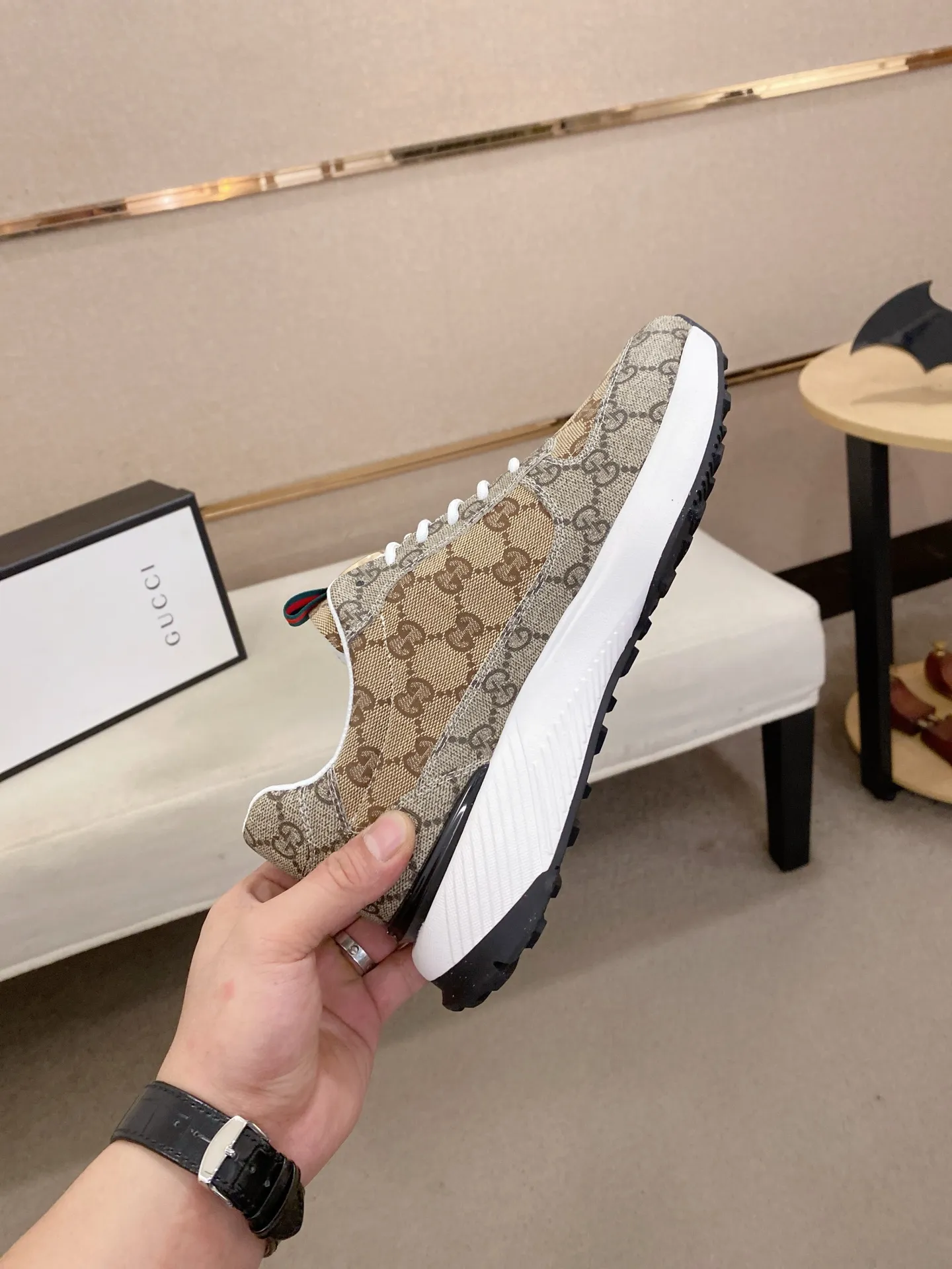 Men's shoes 💰 462💰The new GUCCI (Gucci) counters are launched simultaneously. The new men's shoes, 😘fabrics are selected from imported cowhide, and the lining is sheepskin lining. 👍🏿 High-end ☄️ air-cushion molded anti-slip rubber outsole, exquisite lines, simple and elegant, comfortable and high-end for leisure travel. Code number: 38 to 44 (45 can be customized and cannot be returned or exchanged)